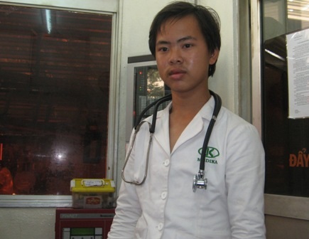 Kẻ giả danh bác sĩ Nguyễn Thanh Bá Sang cùng tang vật