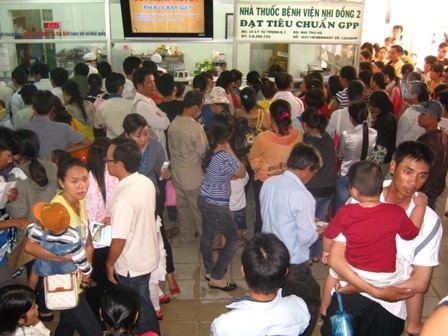 Cảnh chen lấn mua thuốc tại bệnh viện Nhi Đồng 2