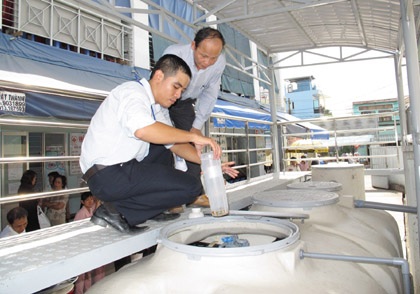 Ngành Y tế kéo dài thời gian “đầu độc môi trường” - 1 Lấy mẫu kiểm tra nước thải y tế tại quận Bình Thạnh (ảnh minh họa: Internet)