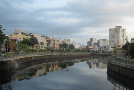 Bùn thải từ hệ thống kênh rạch khiến môi trường ô nhiễm nghiêm trọng