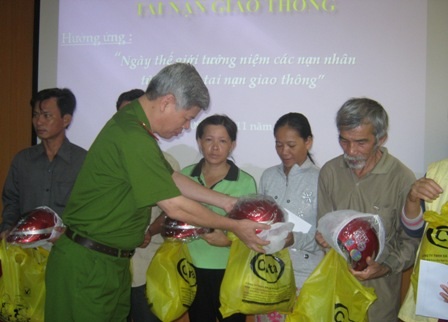 Trung tướng Đỗ Đình Nghị tặng quà động viên thân nhân người bị nạn