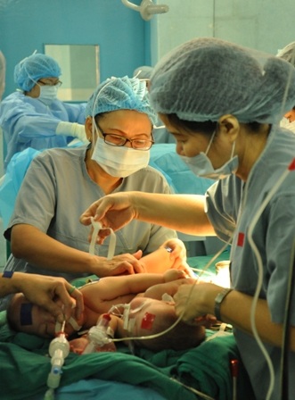 Trước phẫu thuật sức khỏe hai bé đều ổn định