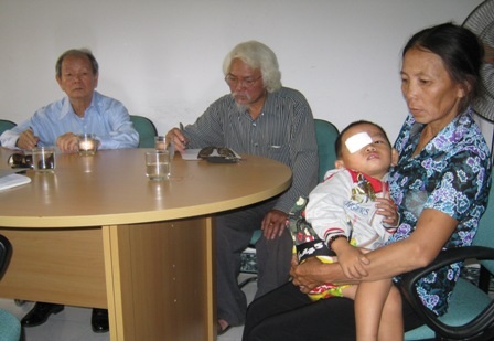 Tương lai của bé Huy khiến nhiều người chua xót