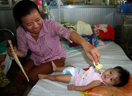 May mắn sống sót nhưng bé Minh Hằng phải gánh phận mồ côi