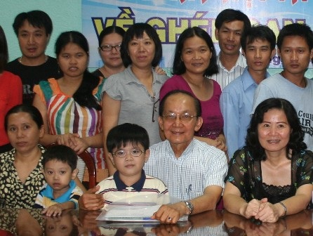 GS Trần Đông A và hai trong số những trẻ đã ghép gan