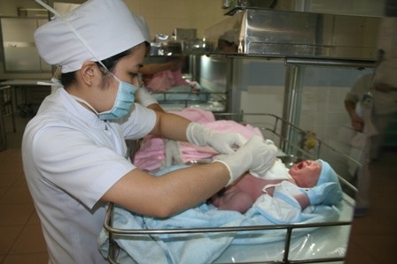 Nữ hộ sinh mướt mồ hôi trong ngày đặc biệt của năm