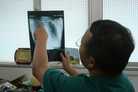 Tai nạn nghề nghiệp khiến thực quản của nam thanh niên bị rách 2cm