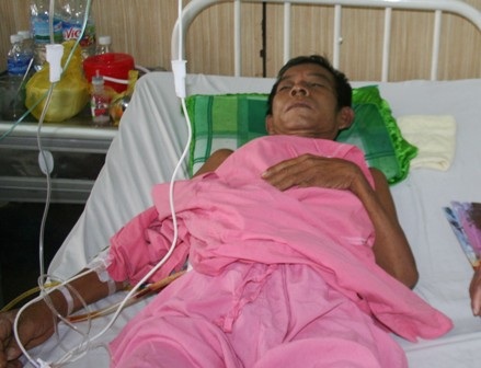 Ông Chai đau đớn nghĩ đến cảnh sẽ phải xa lìa vợ và 4 đứa con thơ dại