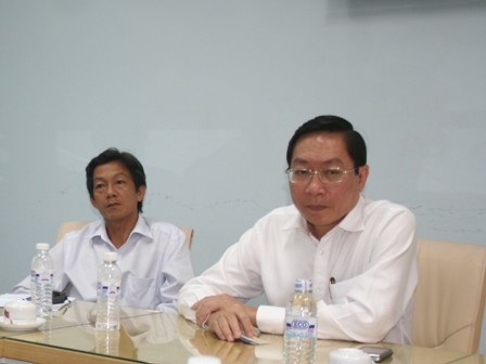 Giám đốc Sở Y tế (bên phải) đã nhận trách nhiệm về vụ việc và xin lỗi gia đình