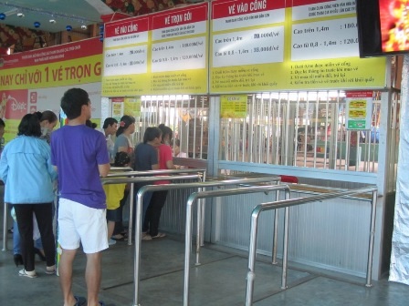 Quầy bán vé công viên Đầm Sen thưa thớt vài người khách