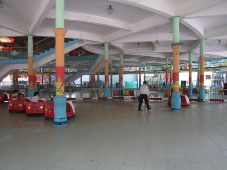 Phía trong các khu vui chơi cũng vắng người