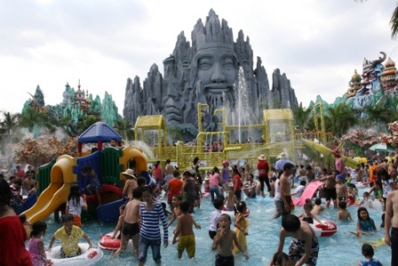 Đầu giờ chiều, khu du lịch Suối Tiên mới bắt đầu đông khách.