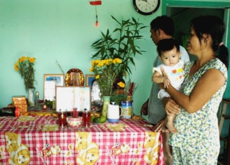 Bé Hằng đang sống trong sự đùm bọc của ông bà nội ngoại