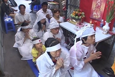 Chồng chết, vợ mặc áo tang đến Sở Y tế đòi công lý - 2 Bà Liên cho biết mặc áo tang đến Sở Y tế là việc làm bất đắc dĩ