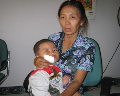 Sự giúp đỡ của bạn đọc mang lại hy vọng cứu con mắt còn lại của bé Huy