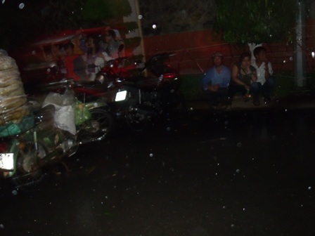 Cơn mưa chỉ quét qua nhưng nước cũng lênh láng trên đường.