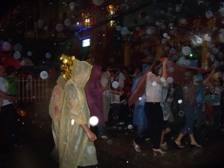 Nhiều nam thanh nữ tú vẫn đội mưa đi chùa cầu duyên