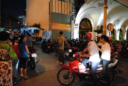 Người dân tìm đỏ mắt mới có bài xe được niêm yết giá