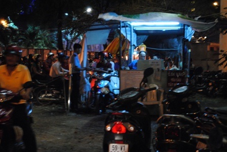 Bãi giữ xe cạnh khách sạn Majestic còn rộng thệnh thang nhưng vẫn báo hết chỗ