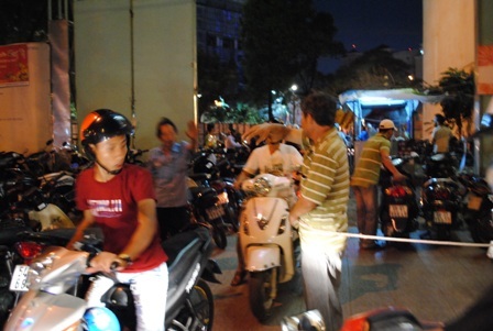 Kế bên là bãi xe vỉa hè cùng cổng với bãi xe được niêm yết giá