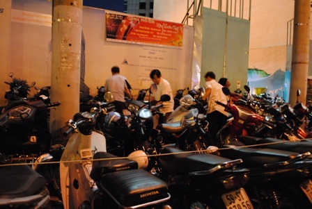 Kế bên là bãi xe vỉa hè cùng cổng với bãi xe được niêm yết giá