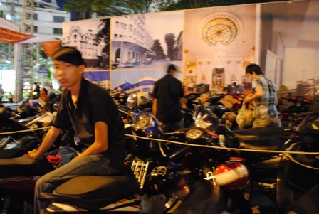 Chủ phương tiện phải trả từ 20.000 đến 30.000 đồng cho một lần gửi xe.