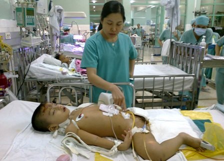 Bé trai cụt chân, mất cả cha lẫn mẹ trong tai nạn - 2 Bác sĩ cho biết việc điều trị cho cháu sẽ rất khó khăn, phức tạp
