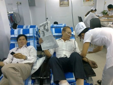 Người bệnh vừa điều trị vừa thư thái đọc báo, xem ti vi