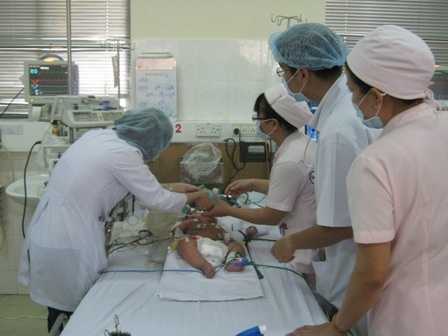 Bác sĩ đang điều trị tích cực cho cháu bé mắc TCM độ IV