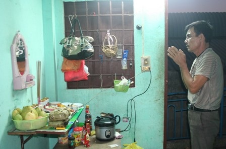 Ông Thế thành kính khấn vái tổ tiên trước bàn thờ tạm