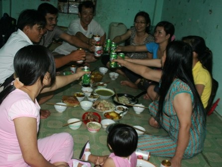 Phút giao thừa đầm ấm của những người lao động xa quê