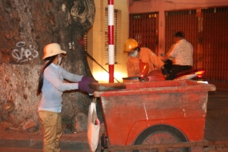 Nhiều người khác vẫn hối hả mưu sinh giữa đêm giao thừa