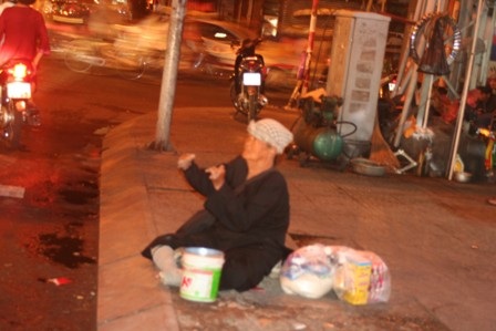 Nhiều người khác vẫn hối hả mưu sinh giữa đêm giao thừa