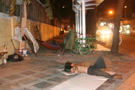 Cởi trần ngáy khò khò trong đêm xuân giữ phố