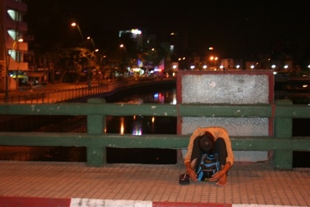 Nam thanh niên ngủ gục trên cầu Lê Văn Sỹ (quận 3)