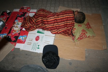 Góc đường Võ Thị Sáu - Hai Bà Trưng bé trai nằm co ro bên chiếc mũ trống trơn