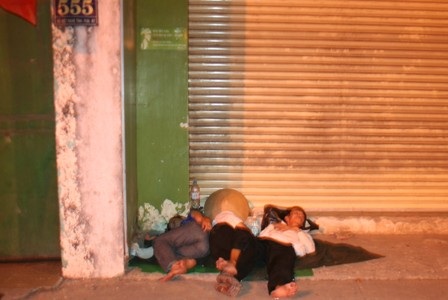 Ngon giấc trên vỉa hè đường Xô Viết Nghệ Tĩnh