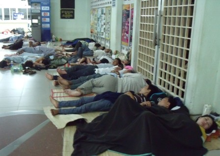 Bao giờ hết cảnh người dân phải phục kích cả đêm để được khám bệnh?