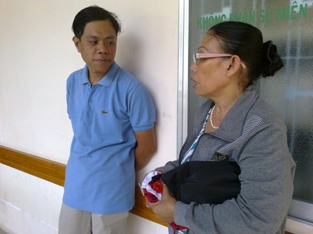 Bé Thiên Bảo chưa thể qua được nguy kịch - 2 Không ít bạn đọc Dân trí tìm tới bệnh viện chia sẻ cùng gia đình