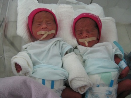 Hai trong số 5 bé đang gặp phải triệu chứng suy hô hấp