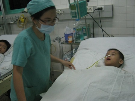 Cơ thể không còn nguyên vẹn của cháu còn phải trải qua nhiều lần phẫu thuật