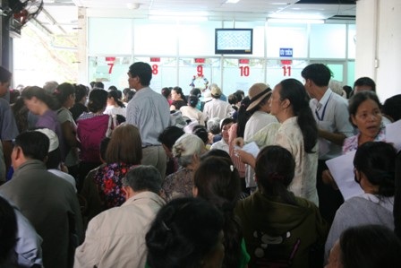 Cảnh chen lấn nhận thuốc BHYT tại bệnh viện Chợ Rẫy