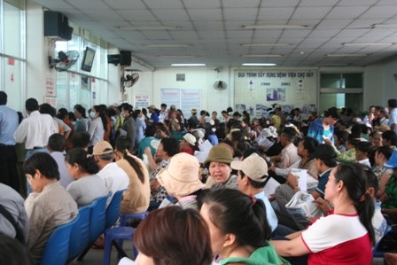 Quầy phát thuốc của bệnh viện Chợ Rẫy không còn chỗ chen chân