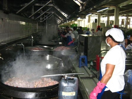 Suất ăn công nghiệp rẻ mạt là nguyên nhân trực tiếp gây ngộ độc