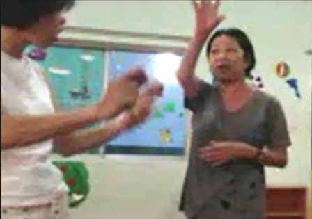 Vụ cô giáo bị tố cho trẻ uống thuốc ngủ: Bác sĩ cũng bàng hoàng! - 1 Cô Thanh Thúy tranh cãi với phụ huynh bé C.L. (ảnh chụp từ clip)