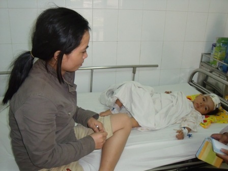 Cháu bé bị chém bay xương sọ điều trị tại Nhi Đồng 2