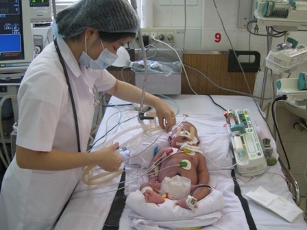 Những ngày qua, cháu đang sống lay lắt nhờ sự giúp đỡ của các bác sĩ