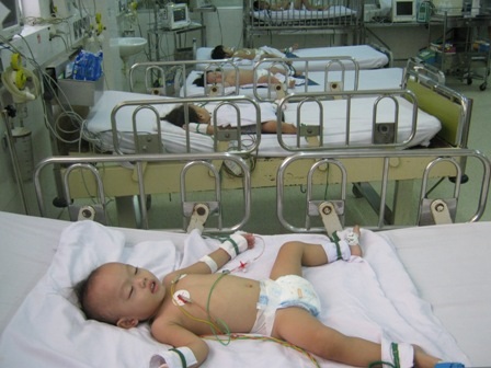 Trẻ mắc bệnh TCM đang được điều trị tại bệnh viện Bệnh Nhiệt Đới