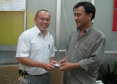 Anh Lực (bên trái) trao đến thân nhân chị Luận số tiền 60 triệu đồng