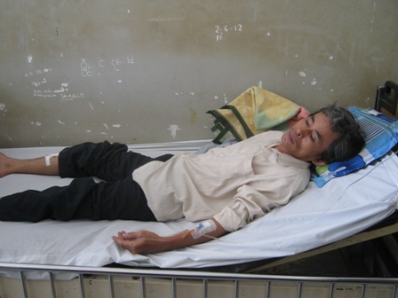 Ông Trần Quang Đợi đang lo lắng chờ kết quả CT từ bác sĩ